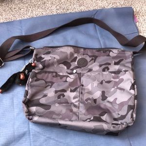 Ladies’ grey camo Kipling bag w/adjustable strap, zippered closure & pockets!